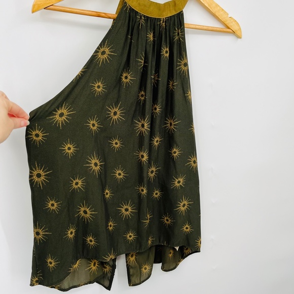 Elegant Halter Neck Sunburst Top - Picture 6 of 9